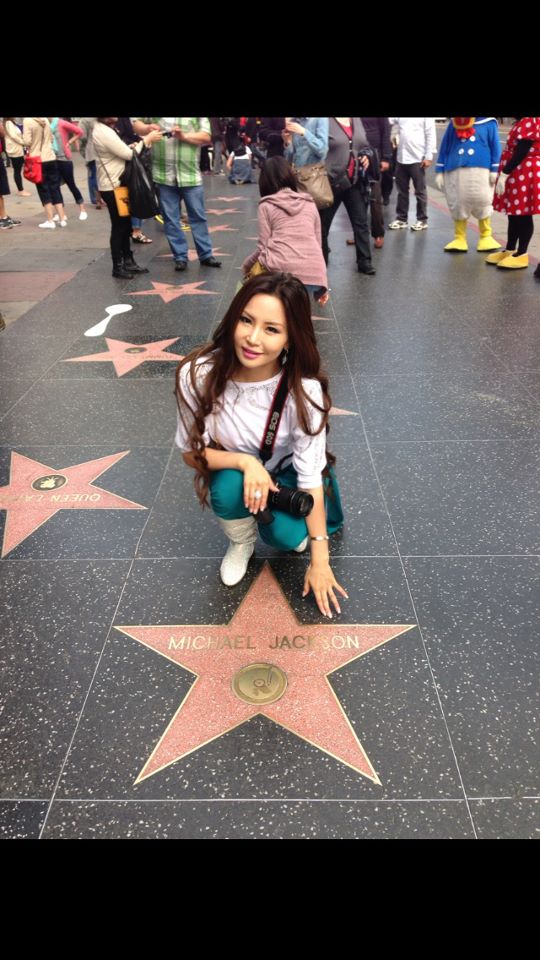 Дуучин Ану “Америкт” аялаж явна